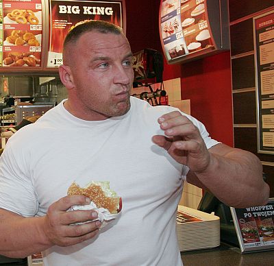 Mariusz Pudzianowski at Burger King Mariusz Pudzianowski at Burger King